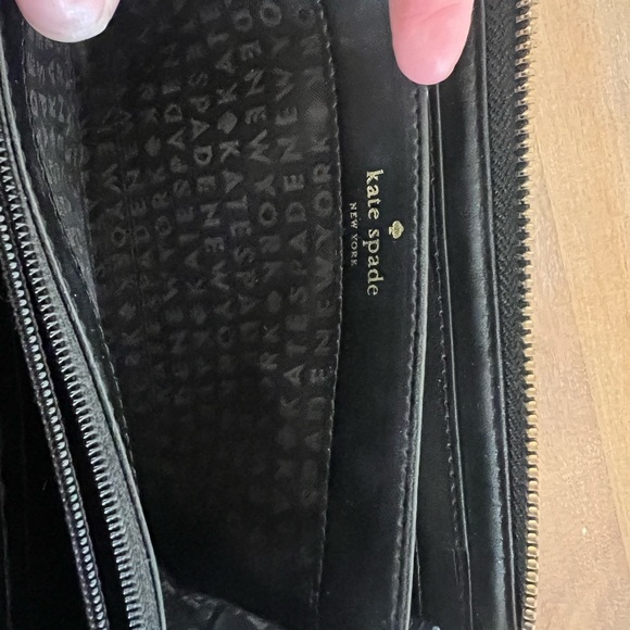 Kate Spade Zip Around Wallet. - Picture 6 of 16